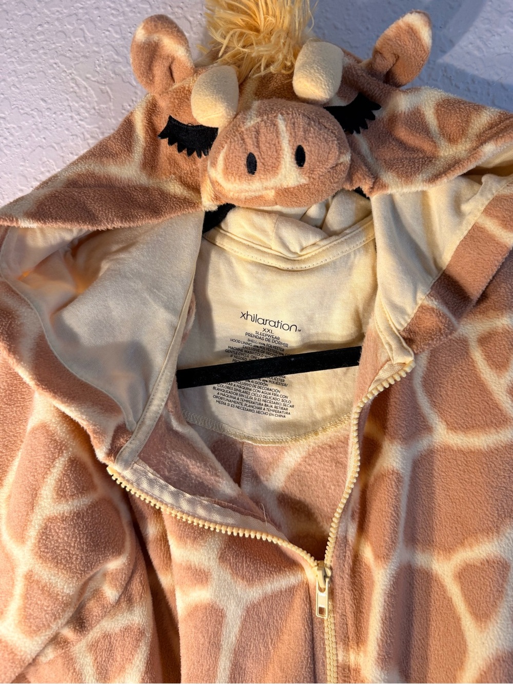 Xhilaration Giraffe Hooded Onesie/Halloween Costume - Cream & Tan (XXL)